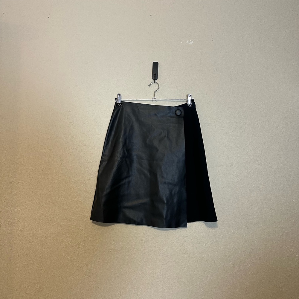 Milano‎ Black Faux Leather Skirt Size Medium NWT